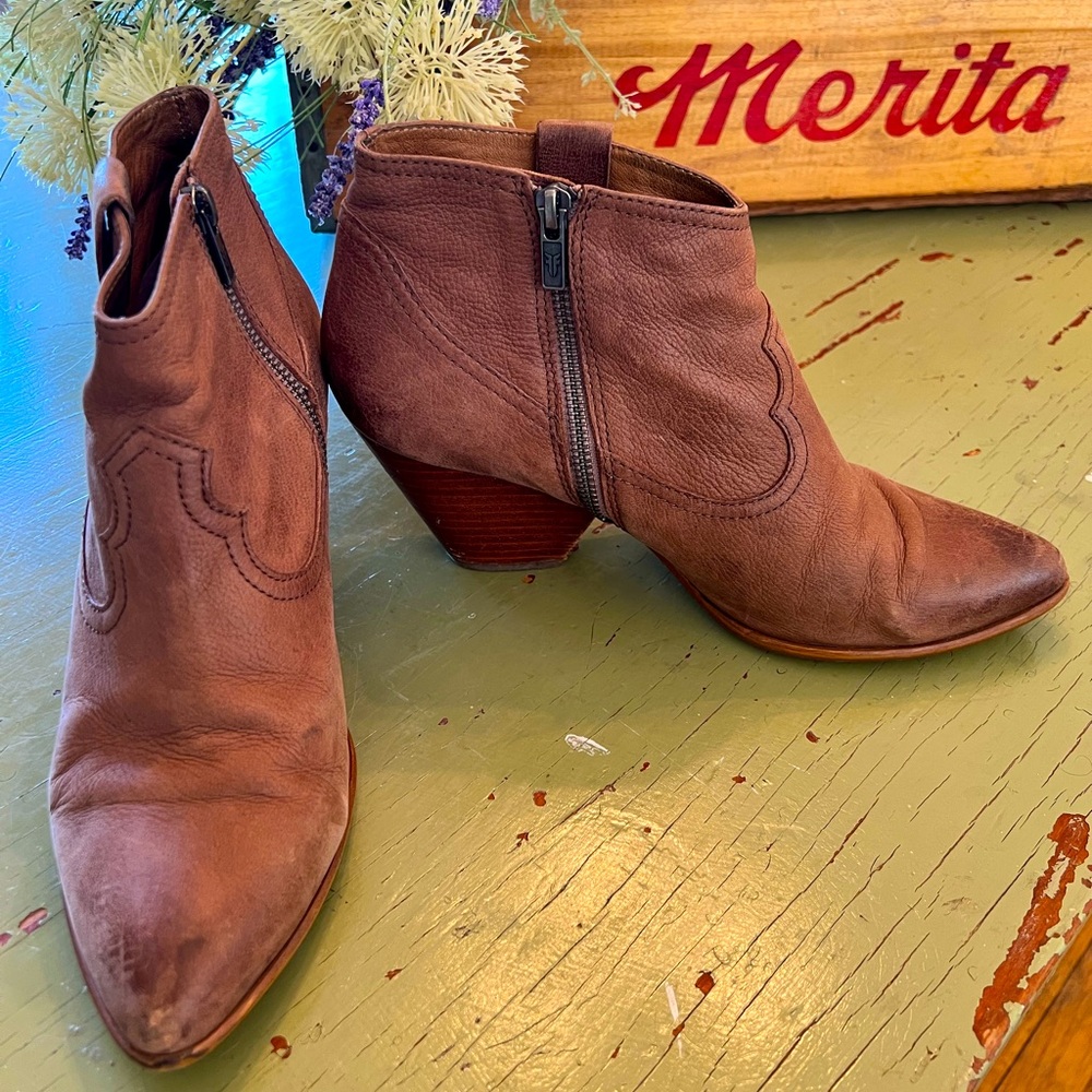 Frye Women's Reina Sand Leather Western Ankle Bootie Size 10m